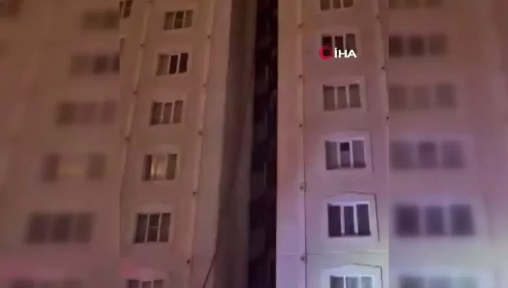 Kahramanmaraş’ta Apartman Çatısında Yangın Çıktı